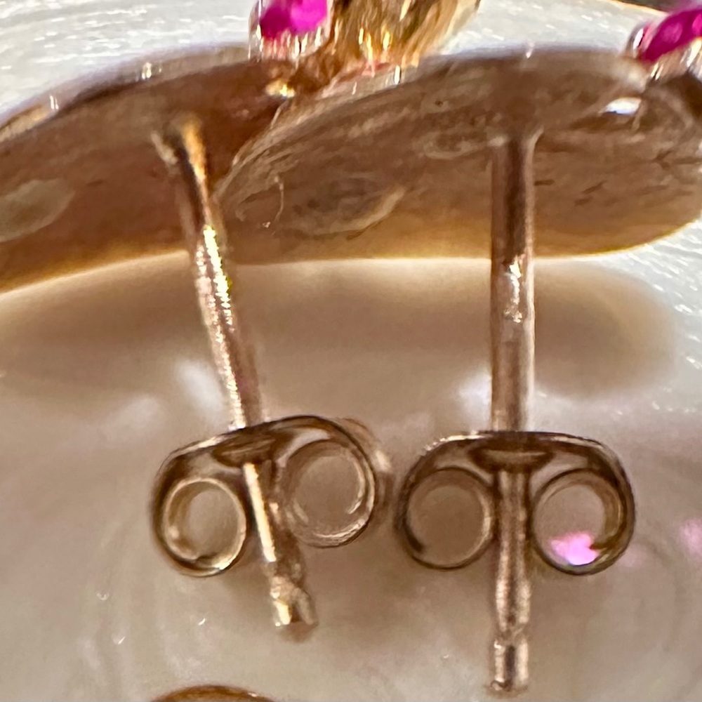 Vintage 18k solid gold earrings with Genuine Ruby & etched detailing - Picture 8 of 16